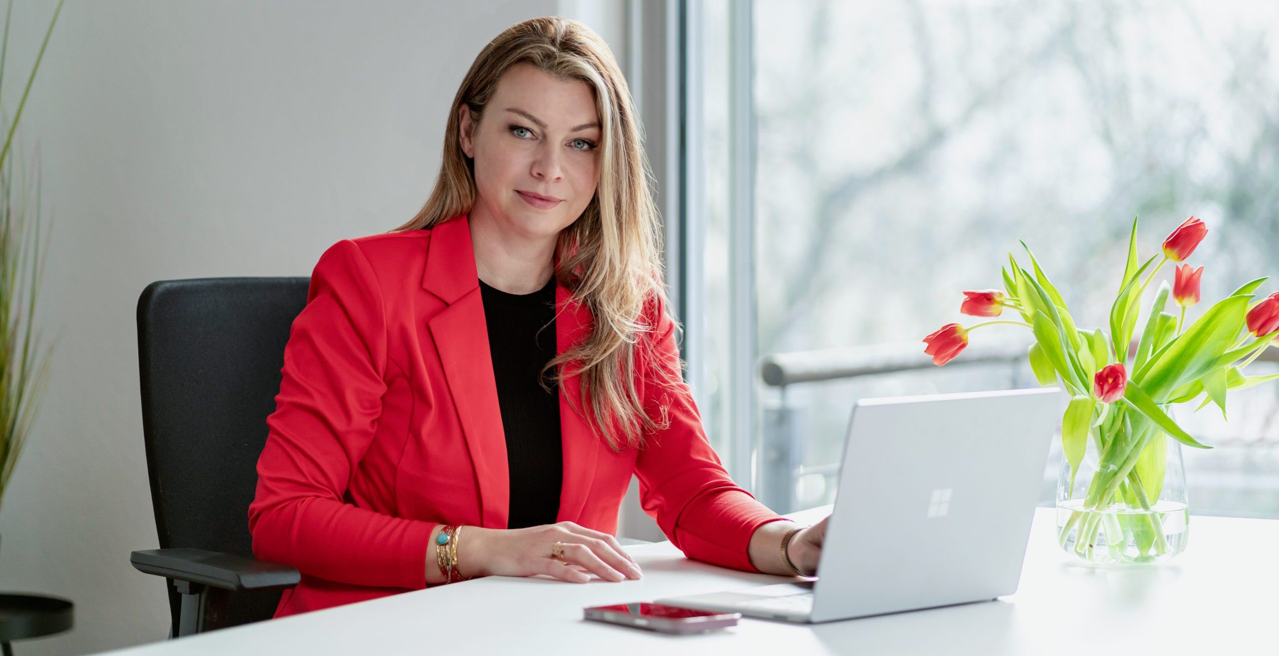 Daniela Czehowsky, Immobilienmakler Burglengenfeld, sitzt am Schreibtisch und berät persönlich bei ImmoDC GmbH