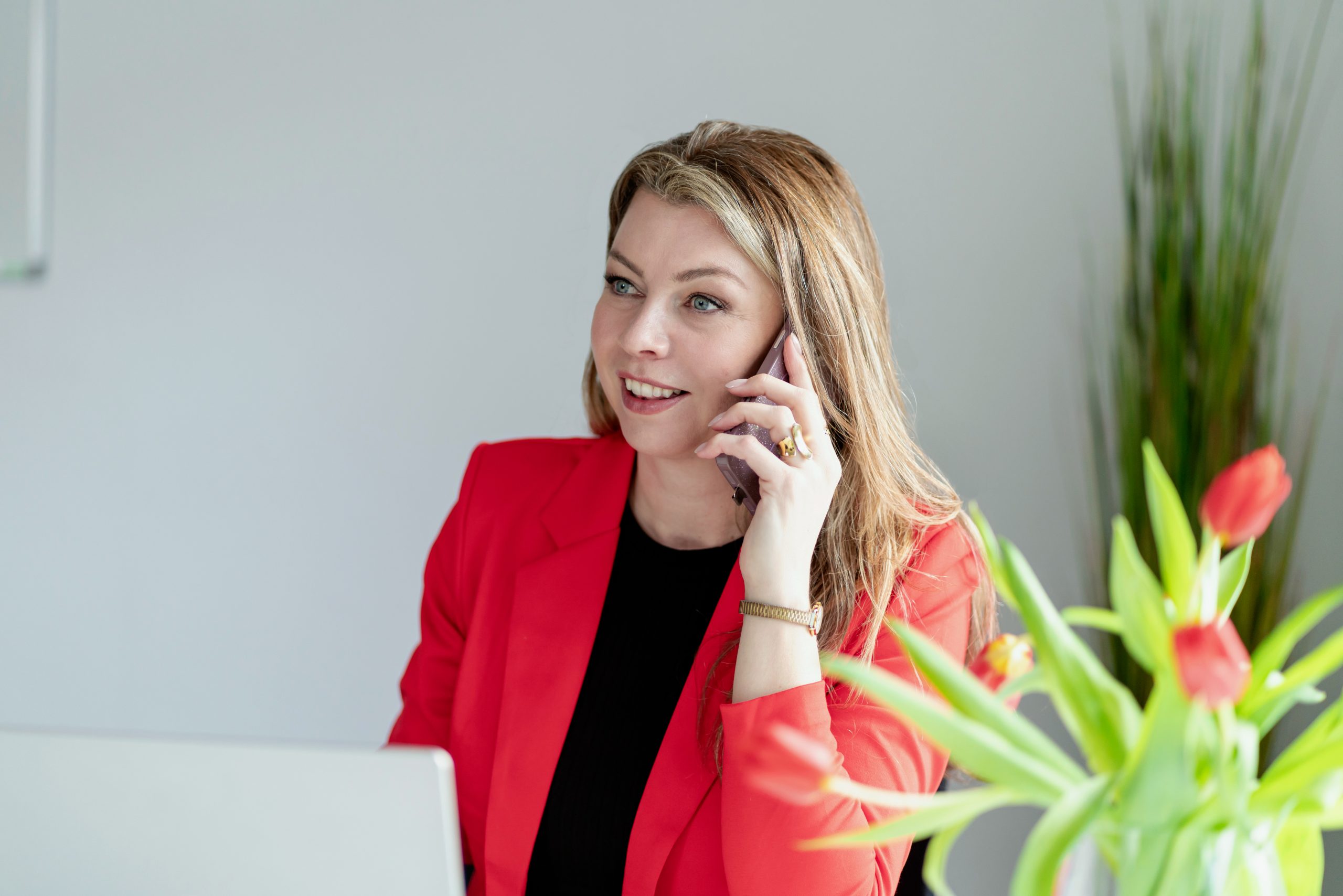 Immobilienmaklerin aus Burglengenfeld telefoniert mit Kundinnen oder Kunden und berät persönlich bei ImmoDC GmbH