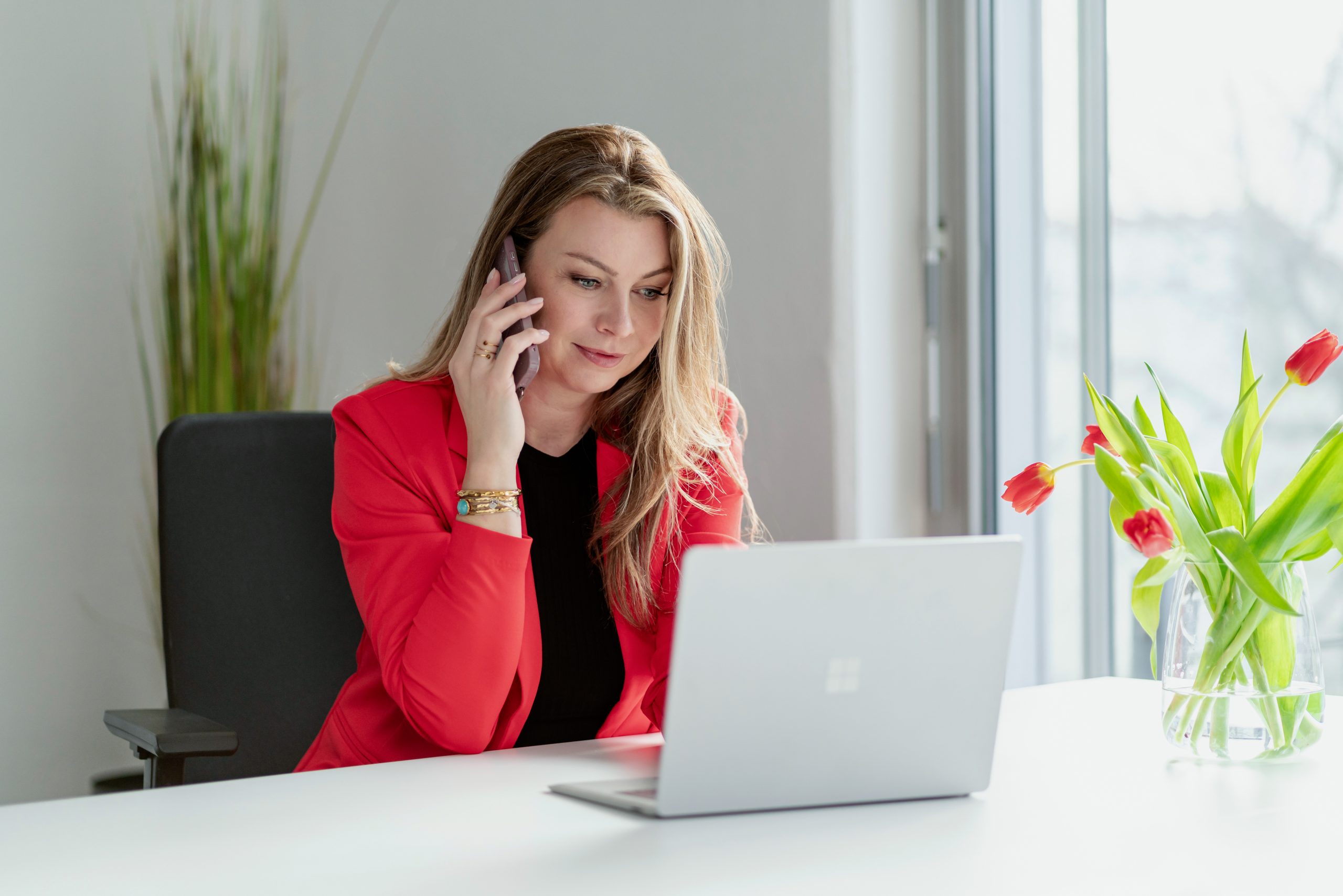 Daniela Czehowsky, Immobilienmakler Burglengenfeld, im Beratungsgespräch am Schreibtisch bei ImmoDC GmbH