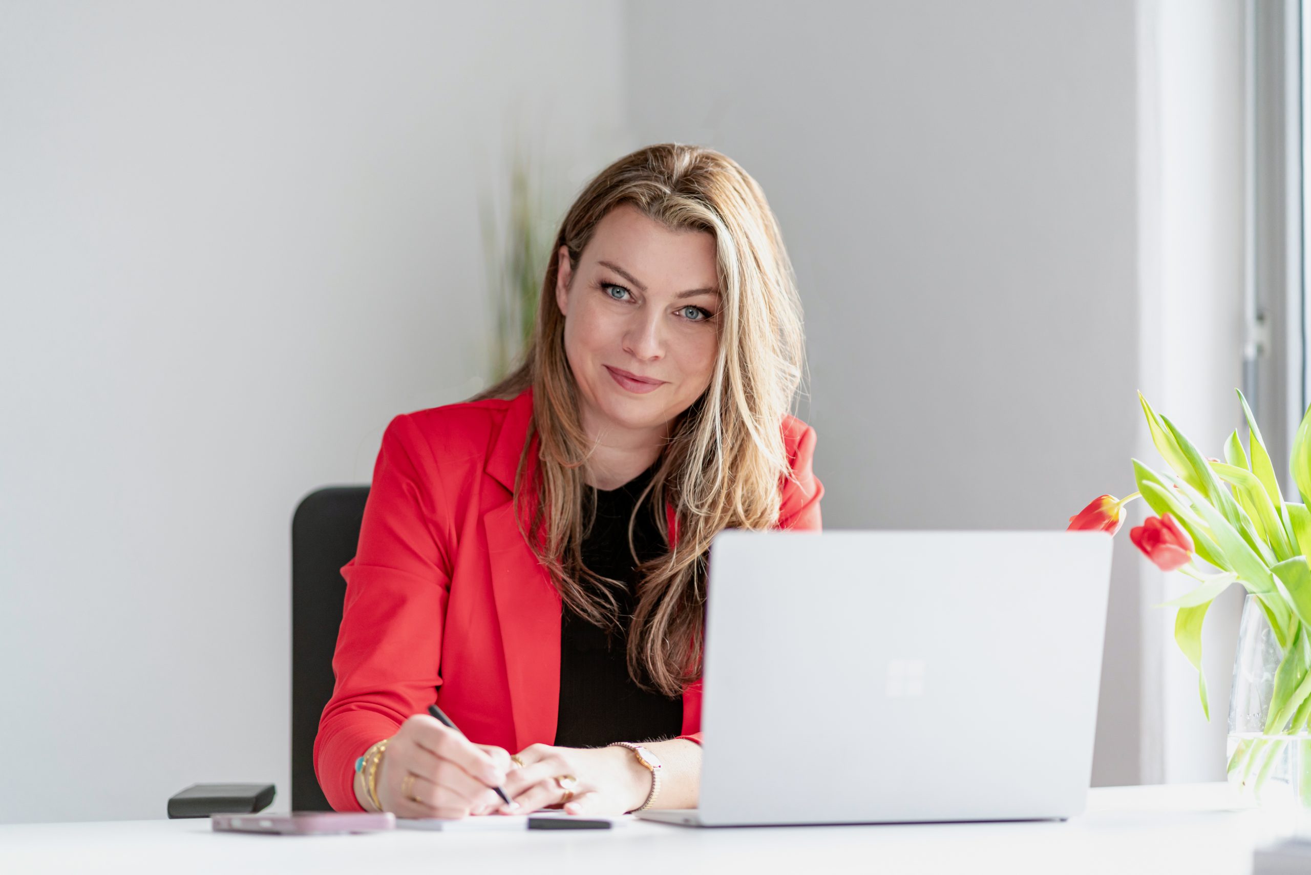 Daniela Czehowsky, Immobilienmakler Burglengenfeld für Immobilien Burglengenfeld, sitzt am Schreibtisch und berät persönlich bei ImmoDC GmbH