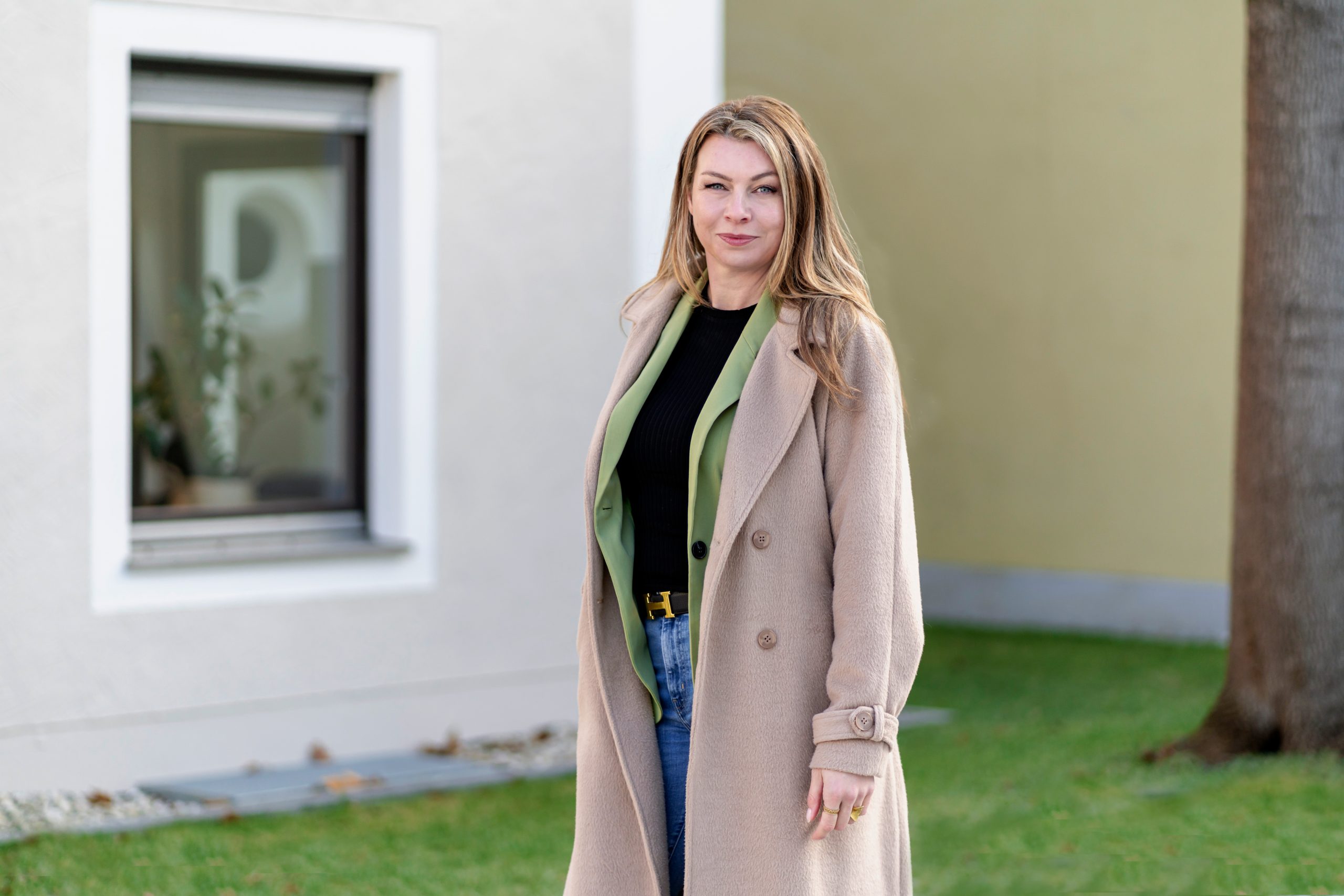 Tippgeber für Immobilien. Immobilie verkaufen Burglengenfeld mit Immobilienmaklerin Daniela Czehowsky vor Wohnhaus in der Region