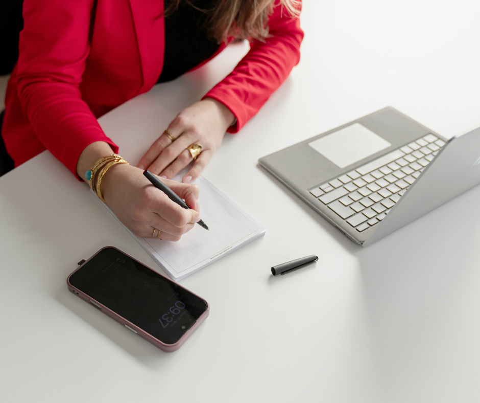 Immobilienmaklerin aus Burglengenfeld macht sich Notizen zur Immobilienberatung am Schreibtisch bei ImmoDC GmbH