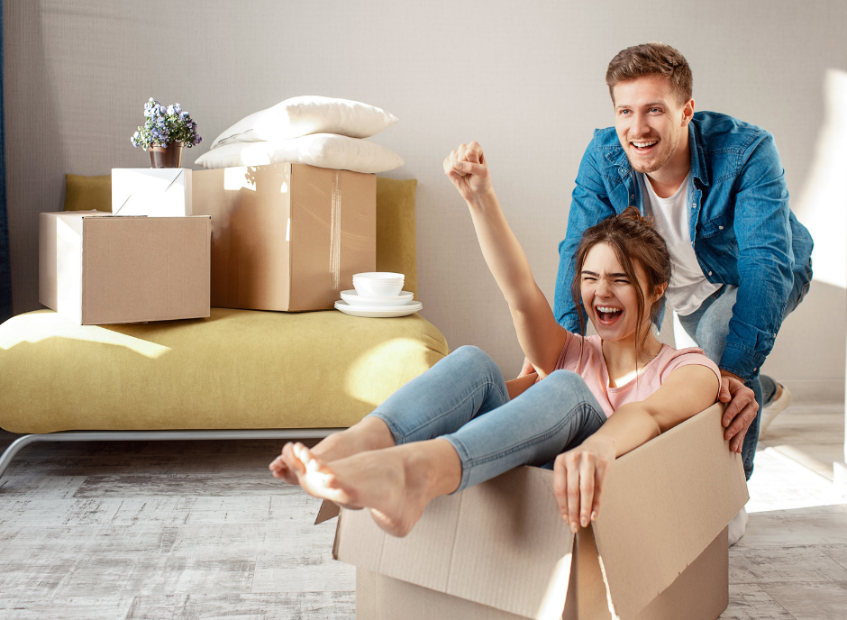 Junges Paar freut sich über neue Mietwohnung – erfolgreicher Mieter für Vermietung gefunden