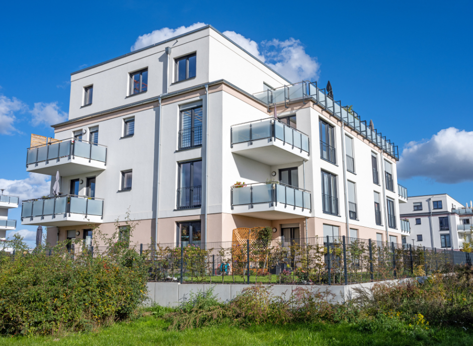 Modernes Mehrfamilienhaus mit Balkonen – Immobilie vermieten Burglengenfeld